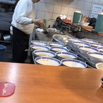 Kuroiwa Ramen - 一度に大量のラーメンを作っています。（2020.2 byジプシーくん）