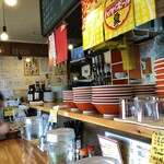 ラーメン食堂 - カウンター席。奥の方に小上がり。