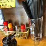 ラーメン食堂 - カウンター上調味料。