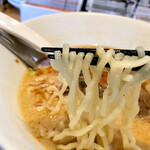 一風堂 - 担々麺の麺は中太縮れ