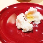 銀座 しのはら - 中は黄身餡