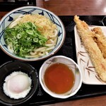 丸亀製麺 - かけうどん、温泉玉子、カニカマ、かしわ天