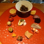 明道町中国菜 一星 - 上から時計まわりに、もずくの四川風、白身のパイ包み、叉焼、帆立、牛タン、車海老、あん肝、胡桃、カシューナッツ、きゅうり、煮玉子、トマト、クラゲ