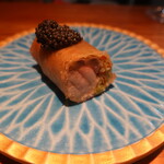 明道町中国菜 一星 - チョウザメの身を春巻にして自家製キャビアと