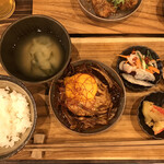 お米とお茶の専門店 MOCHA - 魚沼産コシヒカリ、味噌汁、パリパリごぼう特製つくね卵黄乗せ(メイン)、湯葉と明太子の天ぷら、お魚の南蛮漬け(副菜2品)、お茶漬けのお供(明太子と高菜) 