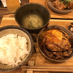 お米とお茶の専門店 MOCHA - 秋田産あきたこまち、味噌汁、パリパリごぼう特製つくね卵黄乗せ(メイン)