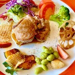 ビストロ セレニテ - メインの上州麦豚にんにく焼き、サラダ添え