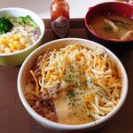 すき家 - とろける3種のチーズ牛丼＋サラダセット