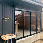 Camino Coffee - お店の外観。スタイリッシュです。