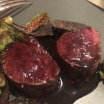 restaurant Noël - 蝦夷鹿の内腿のグリエ。オゼイユと蕗の薹、黒トリュフ。美味しい。