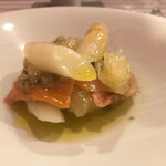 restaurant Noël - 赤貝とホワイトアスパラと晩白柚。オイルによって完全に一体化している。完璧。