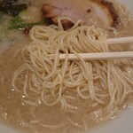 らーめん専門店 小川 - らーめん700円　麺アップ