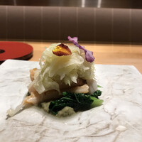 アルゴリズム - ランチコース８０００円（総額）。ホタテとミル貝のソテー肝ソースに蒸したハニーキャベツを乗せたもの。ホタテ、ミル貝、キャベツの甘みが合わさって、美味しかったです（╹◡╹）