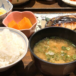 土鍋炊ごはん なかよし - 小鉢にカボチャ、切り干し大根。青さの味噌汁。