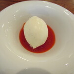 御影 ジュエンヌ - あまおうイチゴのスープ仕立てとミルクのアイスクリーム