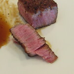 御影 ジュエンヌ - メインディッシュ～宮崎産黒毛和牛A5極上ヘレの炭火焼き シャトーブリアン 淡路島の新玉ねぎのロースト ハイビスカスの塩 野生のコショウ 本わさび