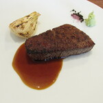 御影 ジュエンヌ - メインディッシュ～宮崎産黒毛和牛A5極上ヘレの炭火焼き シャトーブリアン 淡路島の新玉ねぎのロースト ハイビスカスの塩 野生のコショウ 本わさび