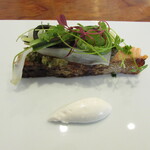 御影 ジュエンヌ - 軽く燻製にした青森の本鱒と山菜
