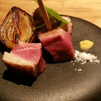 十番 無鴨黒 - 鴨肉の美味しさがストレートに味わえる藁焼き。お塩と辛子でいただきます
