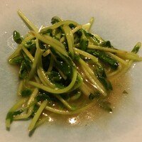 十番 無鴨黒 - 鴨出汁で炒めた豆苗。シャキシャキして何とも良い加減。シンプルな料理ほど、腕の違いが際立ちますね