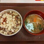 すき家 - クリームチーズアラビアータ牛丼・並（550円）、とん汁（190円）