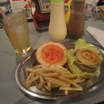 どぶ板食堂 Perry - 「ヨコスカネイビーバーガー（クォーター・113 g）」と「ポテト＆ドリンク」のセット