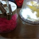 元町通り3丁目 - 無料のお漬物。お水にレモンが入ってるのが嬉しい♪