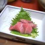 Ajidokoro Tsukushi - お刺身は「鮪」・・800円の定食で出すとは思えないほどの、綺麗な赤身で美味しい