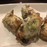 まるかみ水産 - ちくわチーズ磯辺天３８０円。ちくわの旨味、チーズのコク、青海苔の風味が渾然一体となり、とても美味しかったです（╹◡╹）