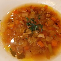 さくら vita - 柔らかく煮込まれた様々な野菜がぎっしり、ふくよかな旨味の熱々ミネストローネ