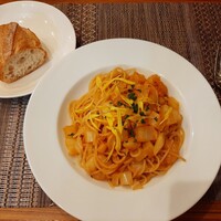 さくら vita - パスタは週替わり、この週は海老と白菜のトマトクリームパスタ、奥は素朴な香ばしさのバゲット