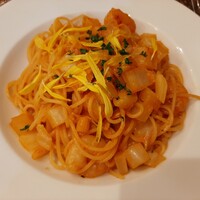 さくら vita - 鮮やかな黄色の菊の花びらが映えるパスタには、プリッとした小海老がゴロゴロと贅沢