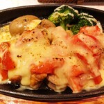 ビストロ 翔良 - チキンとトマトのチーズ鉄板グリル