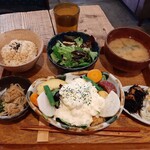 PUBLIC KITCHEN cafe - おぼんの上がぎっしり賑やか！豊富なメニューからメインが選べる、有機野菜たっぷりおぼんごはん