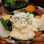 PUBLIC KITCHEN cafe - カラフルな有機野菜のトッピングが嬉しい！たっぷりタルタルの鶏もも塩麹からあげ