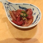 すし亭 - 最初に、付きだし「マグロの漬け@350円(税別)」が出される。 とりあえず、ノンアルコールビールを頼む。