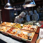 ピア・サピド - 料理写真:食べ放題の焼き立てパン