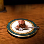 バー チェロキー - 自家製チョコとイチゴのフルーツブランデーで煮詰めた後に乾燥させたイチゴのドライフルーツ