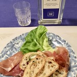 グランドカーヴ - HELSINKI DRY GIN とメルバトースト + Prosciutto crudo di Parma