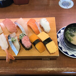すし大臣 - 料理写真:満腹すしランチ＝１０４５円 税込
 (にぎり１１貫 味噌汁付)