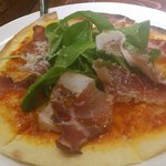 レストラン ワイワイ - ルッコラと山中湖ハムのピザ