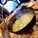 柳家 - 鴨鍋〜自在鍵に吊るされた大鍋でグツグツと煮込まれた鴨鍋は、鴨の美味い脂が野菜に染みて益々旨味が増している。