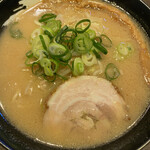 支那そばや - 来た〜！　味噌チャーシュー麺　チャーシュー間違え
      
      味噌チャーシューのチャーシューは別のチャーシュー
      
      だけど間違えたみたいて…