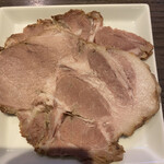 支那そばや - チャーシューは別皿…もう何も言えねー
      
      参りました…だって美味すぎるもの…このチャーシュー
      
      味噌らーめんにはこのチャーシュー入れてね！って感じ
      