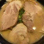 支那そばや - ジャーン！　入れてみました　チャーシュー！
      
      どうすか？このビジュアル…最高っすよね！
      
      お手本のような味噌チャーシュー麺…でもチト高い⤵︎