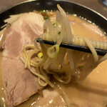 支那そばや - 味噌チャーシュー麺　麺　リフト
      
      アンタは…エライ！　いや…美味い！♡
      
      最高やないかい〜