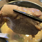 支那そばや - はい＼(^^)／　チャーシューのリフト写真
      
      味噌チャーシュー麺のチャーシューは…こうあって
      
      欲しいって見本のチャーシューっす！