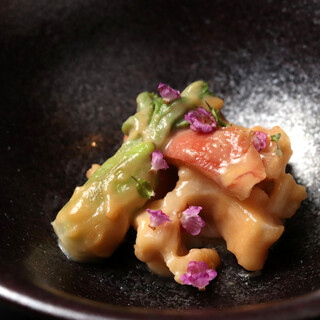 旬の食材を職人技で丁寧に調理。当日の一皿との出会いを愉しんで