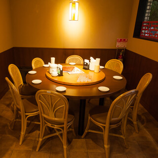 円卓個室：6～10名様でご利用いただけます。ご家族でのご利用や会食にも最適です。