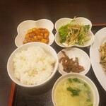 奇楽 中華厨房 - 麻婆豆腐・サラダ・ザーサイ・玉子スープ・ライス